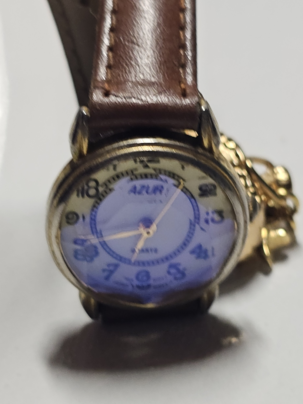 Vintage-Style Round Face Watch with Brown Leather Strap - Blue Dial